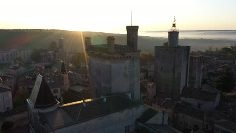 Sonnenaufgang-über-Der-Gallorömischen-Stadt-Uzes,-Frankreich,-Gard.-Luftaufnahme-Des-Schlosses-Des-Herzogs
